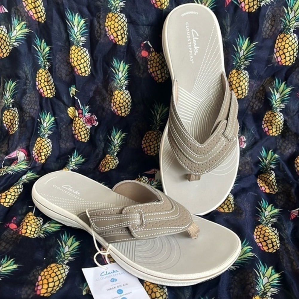Brand New Clarks Cloudsteppers Greystone Thong Sandals Cushioned Neutral Durable